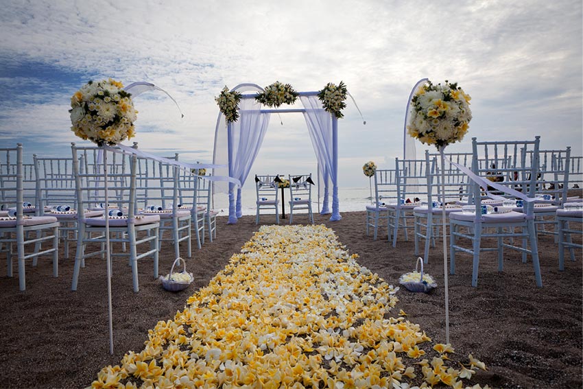 Strandhochzeit auf Bali - Brautpaar am Strand