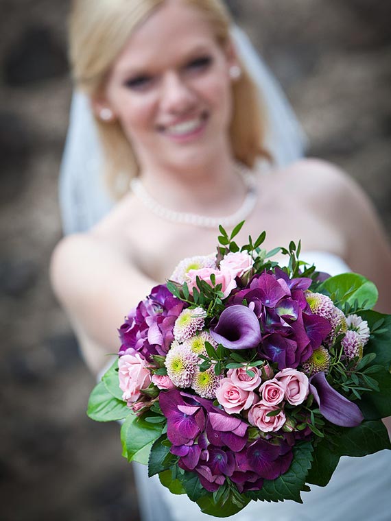 Braut Hintergrundunschälrfe mit Blumenstrauss