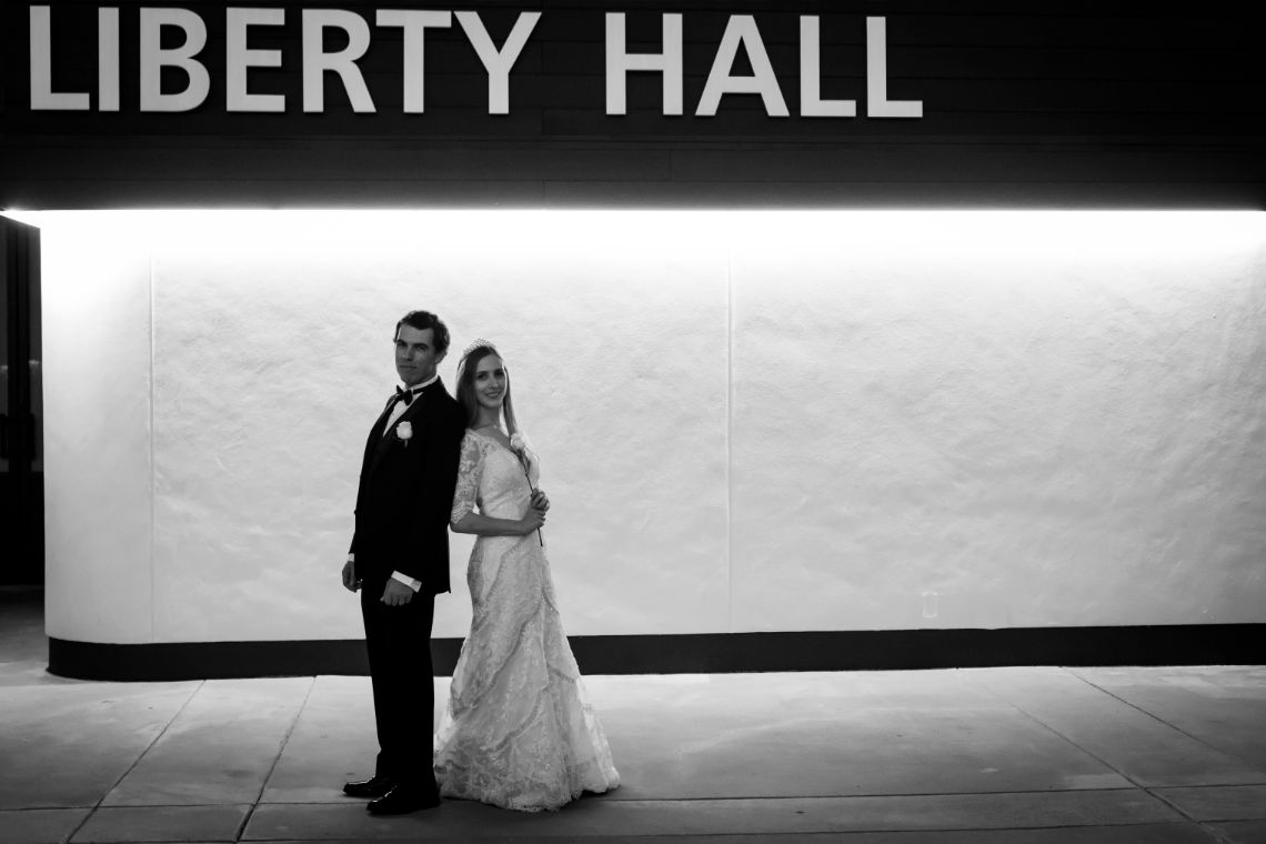 Brautpaar vor Liberty Hall, Los Angeles
