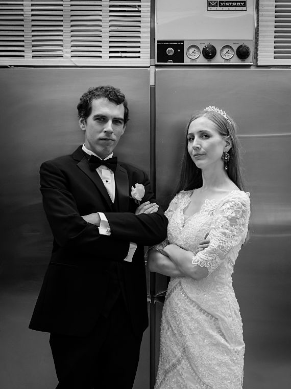 Brautpaar vor Edelstahlkühlschrank