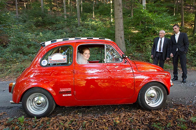 Braut in Fiat 500 Abarth Oldtimer