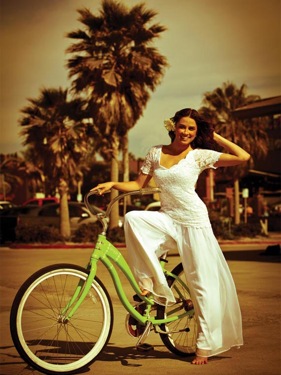 Braut am Strand mit Beachcruiser, Instagram-Filter