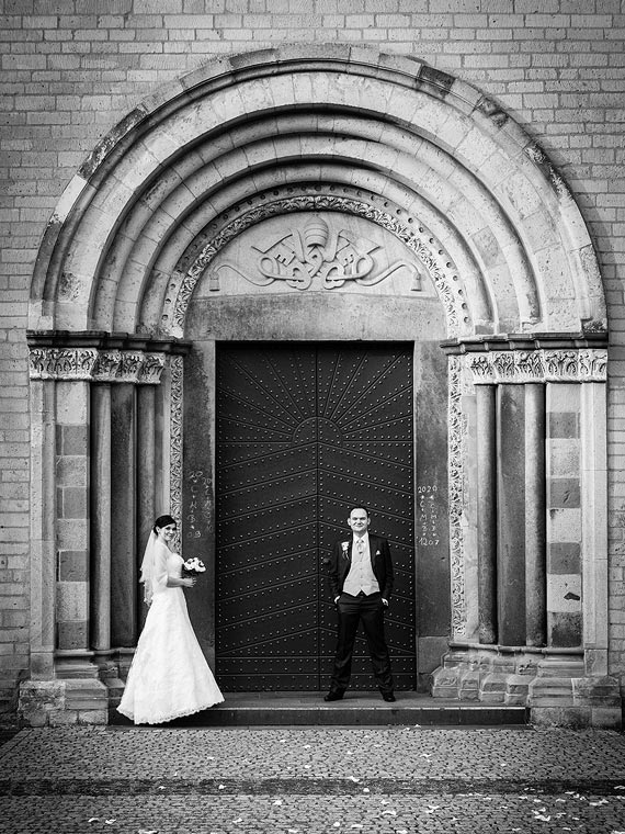 Brautpaar am Kirchenportal