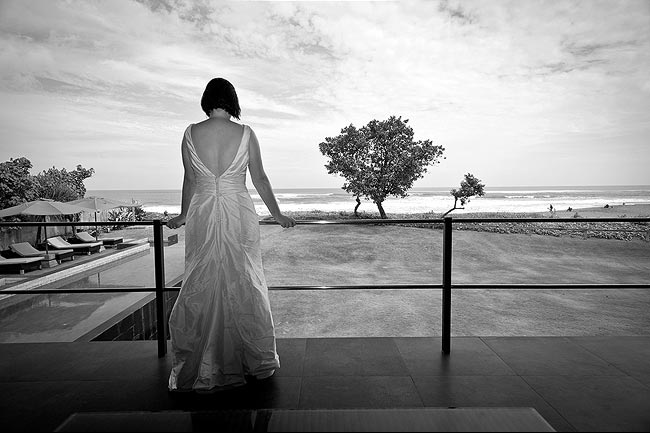 Braut schaut auf den Strand von Bali