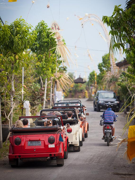 Wagenkolonne mit Hochzeitsgästen bei Strandhochzeit Bali