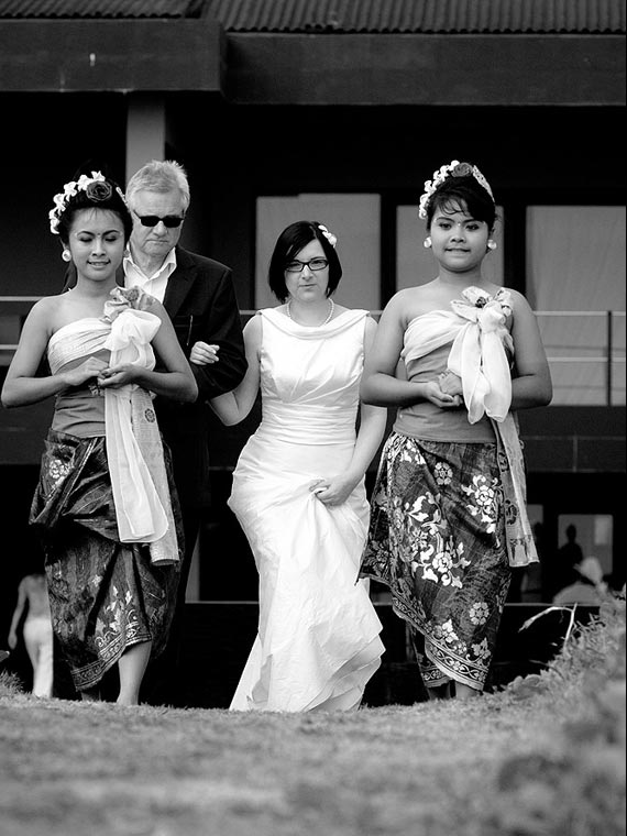 Vater und Braut bei Strandhochzeit Bali