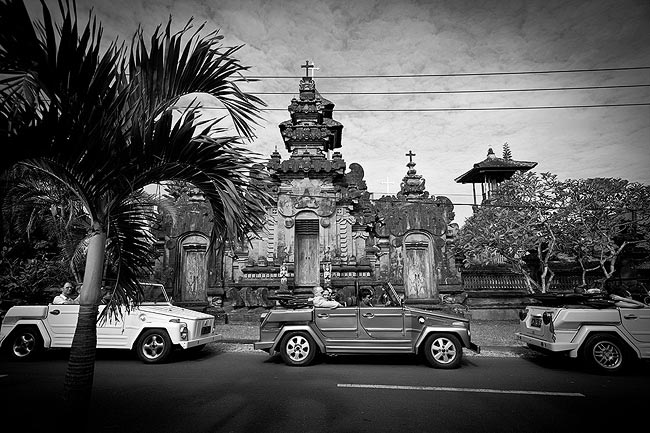 Hochzeitskolonne vor Tempel auf Bali
