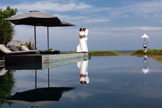 Brautpaar spiegelt sich in Endlospool auf Bali