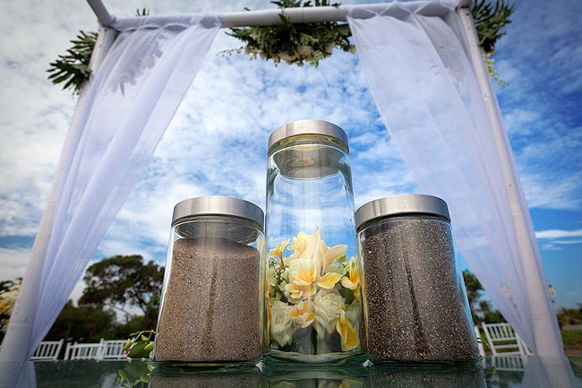 Strandhochzeit auf Bali mit Blumendeko und Sand aus Köln und Bali