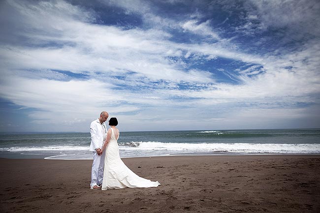 Hochzeitspaar am Strand Bali