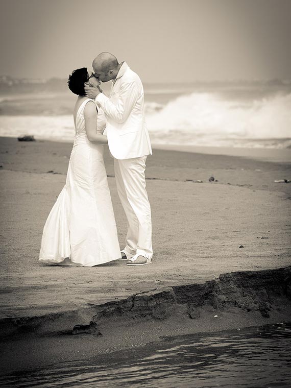 Brautpaar knutscht am Strand