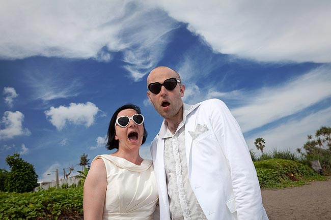 Brautpaar mit herzförmigen Sonnenbrillen