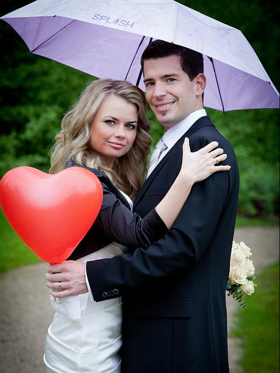 Hochzeitspaar mit Herz und Regenschirm
