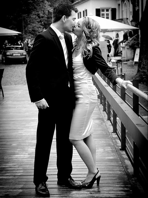Hochzeitspaar Kuss auf Brücke, schwarz & weiß