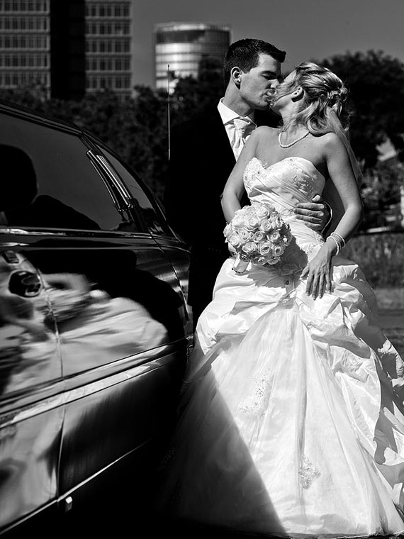 Brautpaar Kuss, schwarz & weiß