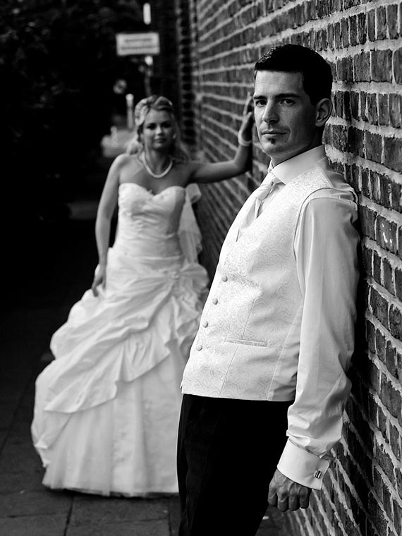 Bräutigam im Vordergrund, Braut im Hintergrund