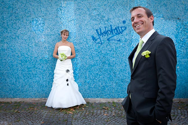 Brautpaar vor blauem Mosaik, Schnurrbart und Kussmund